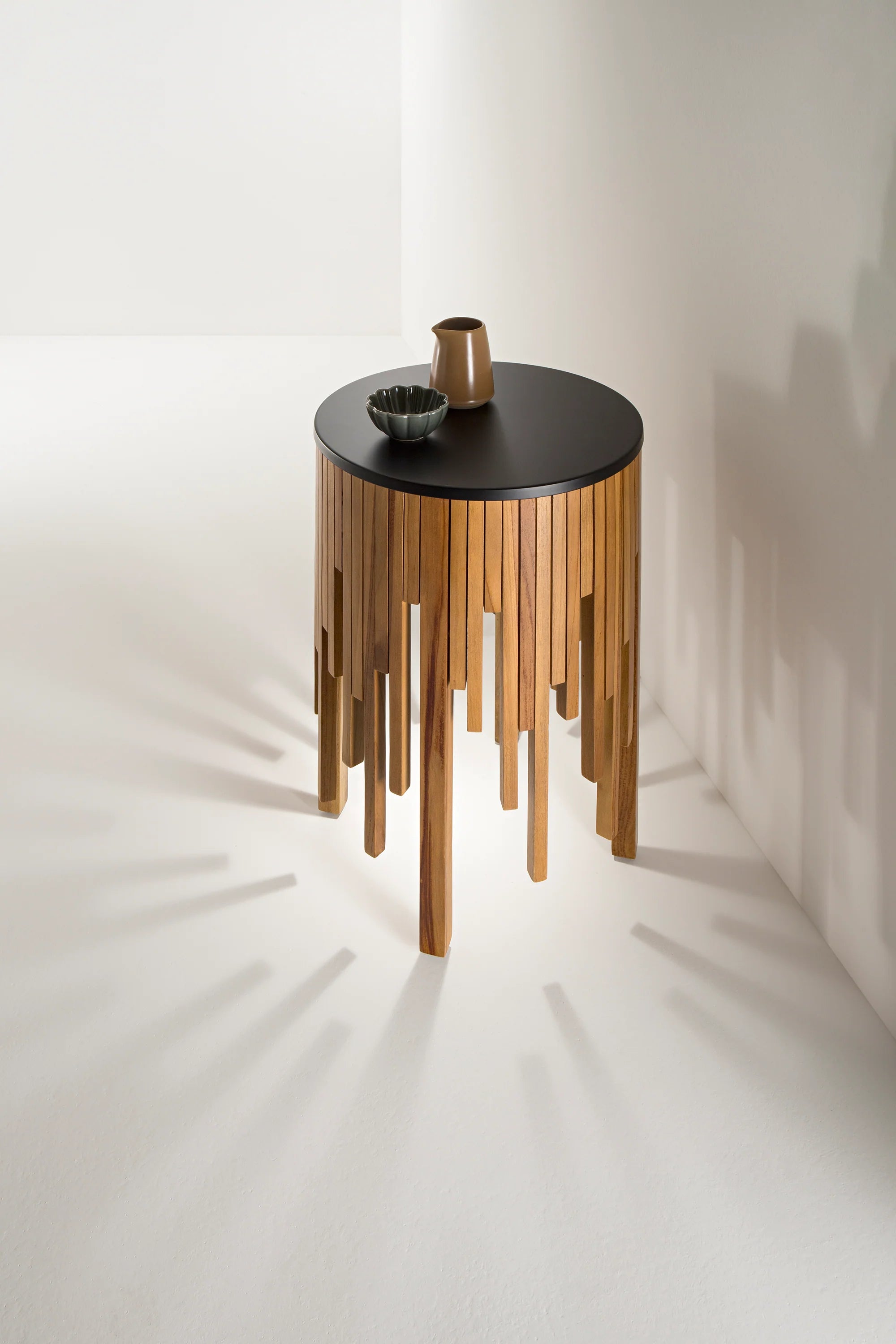 Tavolino con luce integrata 1XGU10 led in listelli di legno artigianale e base nera KENGO Tavolino con luce integrata 1XGU10 led in listelli di legno artigianale e base nera KENGO